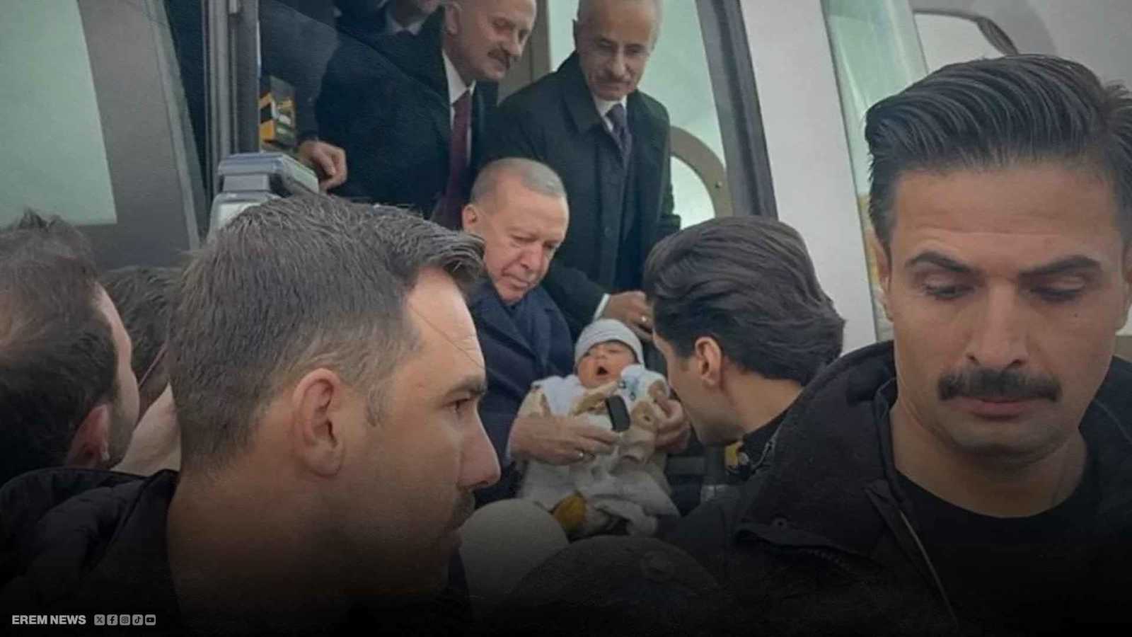ما قصة الرضيع الذي أوقف موكب الرئيس التركي؟ (فيديو)