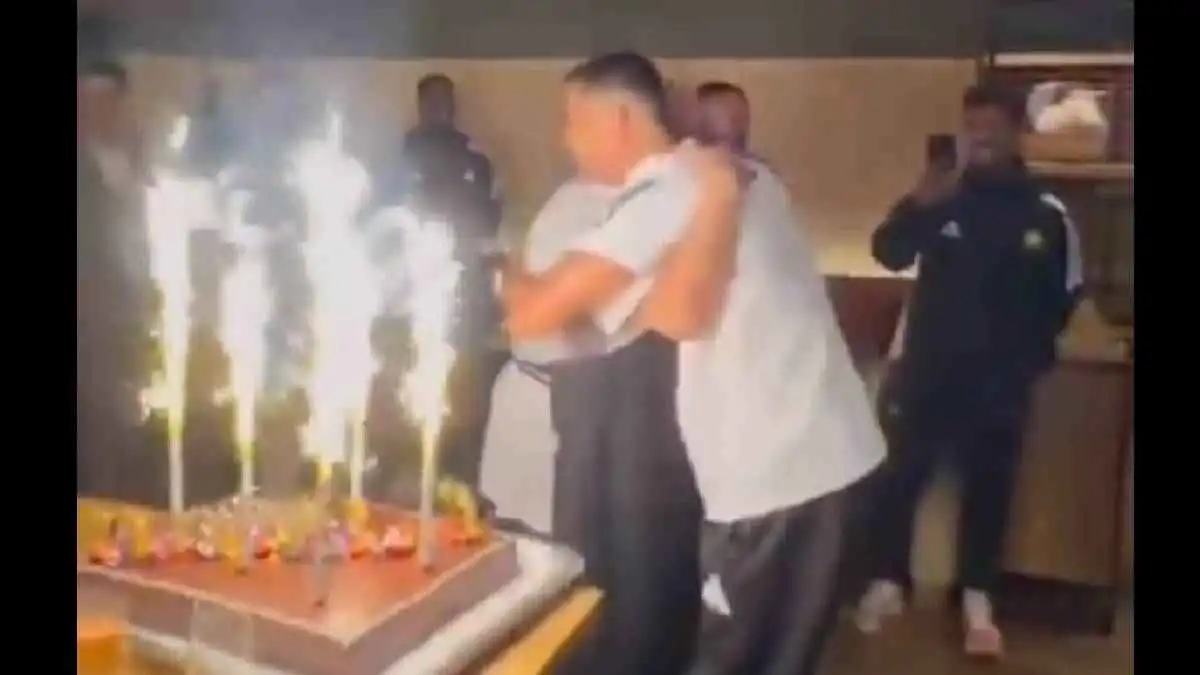 لقطة الأسبوع: عانقه بشدة.. كريستيانو رونالدو يحتفل بـ"طباخ" النصر (فيديو)