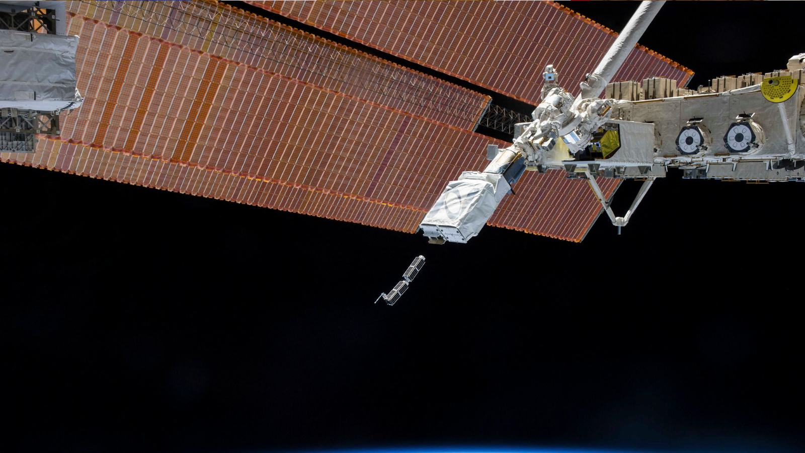 روسيا تُشعل فتيل "حرب النجوم".. "أقمار غامضة" تثير مخاوف الغرب