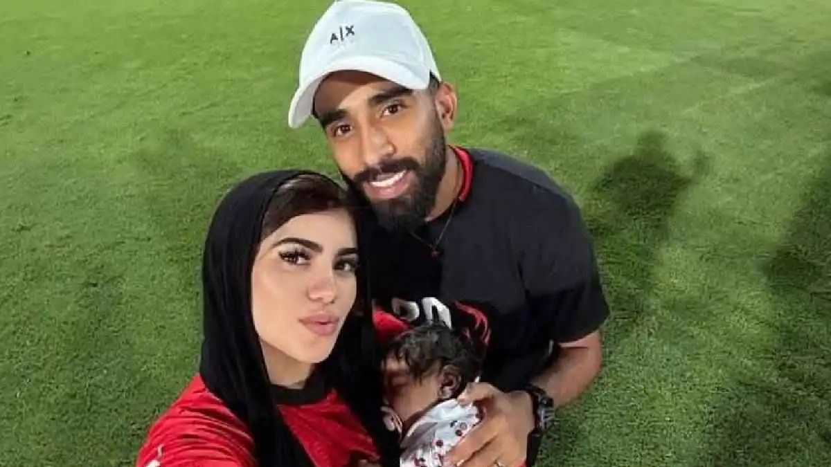 اصطحبتْ مربية الأطفال لأرض الملعب.. زوجة مروان عطية تفجر جدلاً (فيديو)