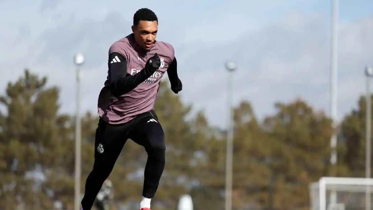 أسطورة ليفربول يقطع الطريق أمام أنباء عودة أرنولد