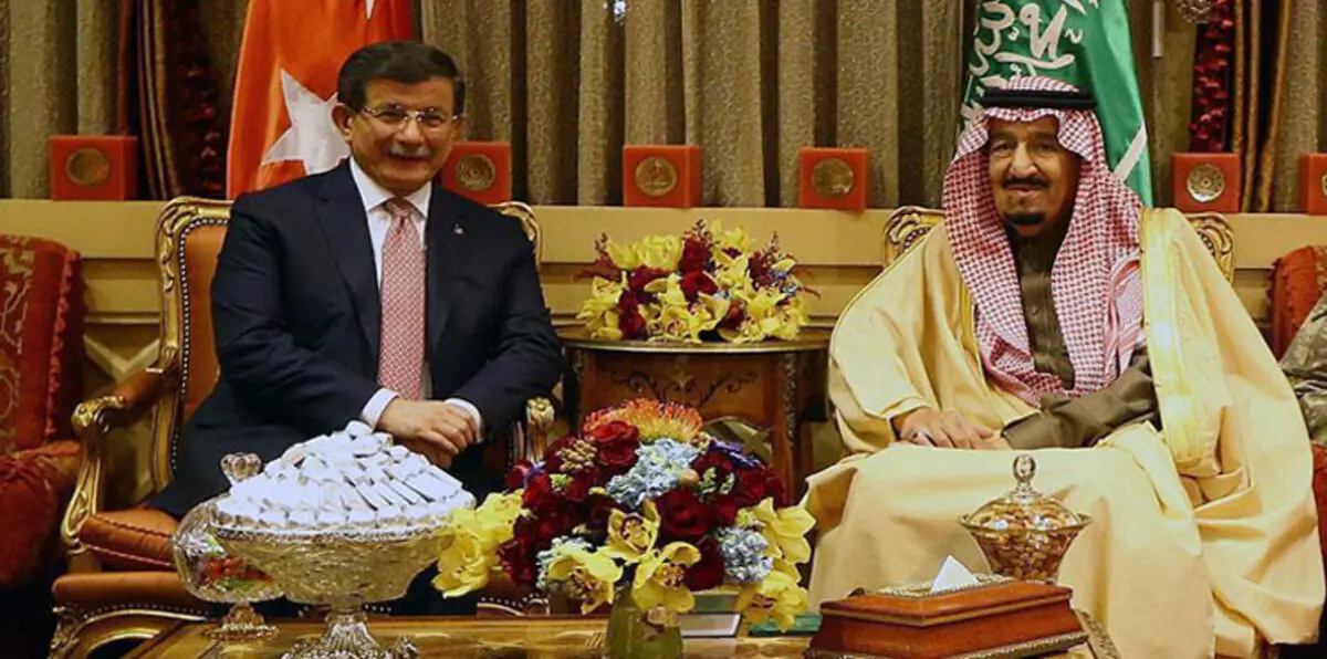 الملك سلمان وداوود أوغلو يعقدان جلسة مباحثات في الرياض