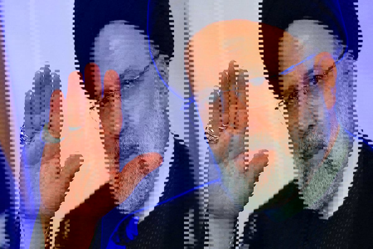 هدية من خامنئي.. لحظة العثور على خاتم رئيسي في موقع الطائرة (فيديو)