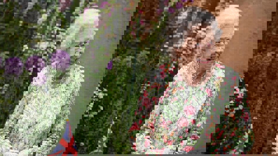 السعودية.. جدل واسع بعد أداء مقيم عُمرة عن "روح" الملكة إليزابيث