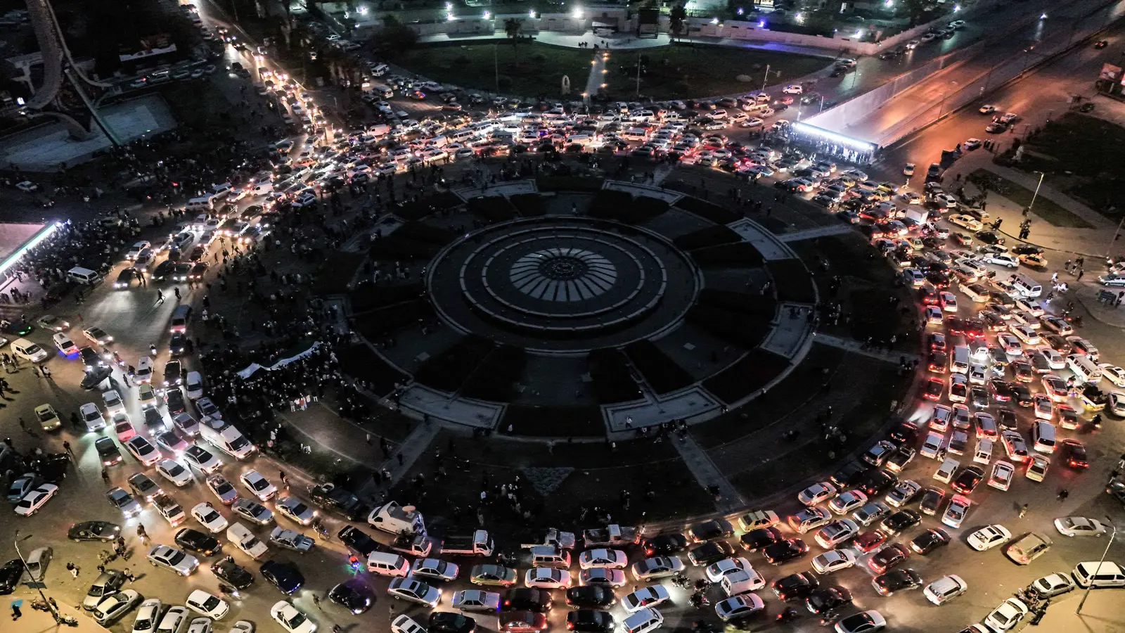 مع رفع الحظر.. السوريون يحتفلون في شوارع دمشق (فيديو)