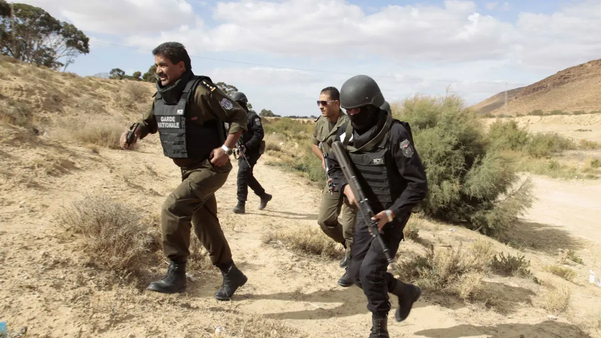 بعد إعلان حالة الطوارئ.. تونس تعلن التأهب على حدودها مع ليبيا