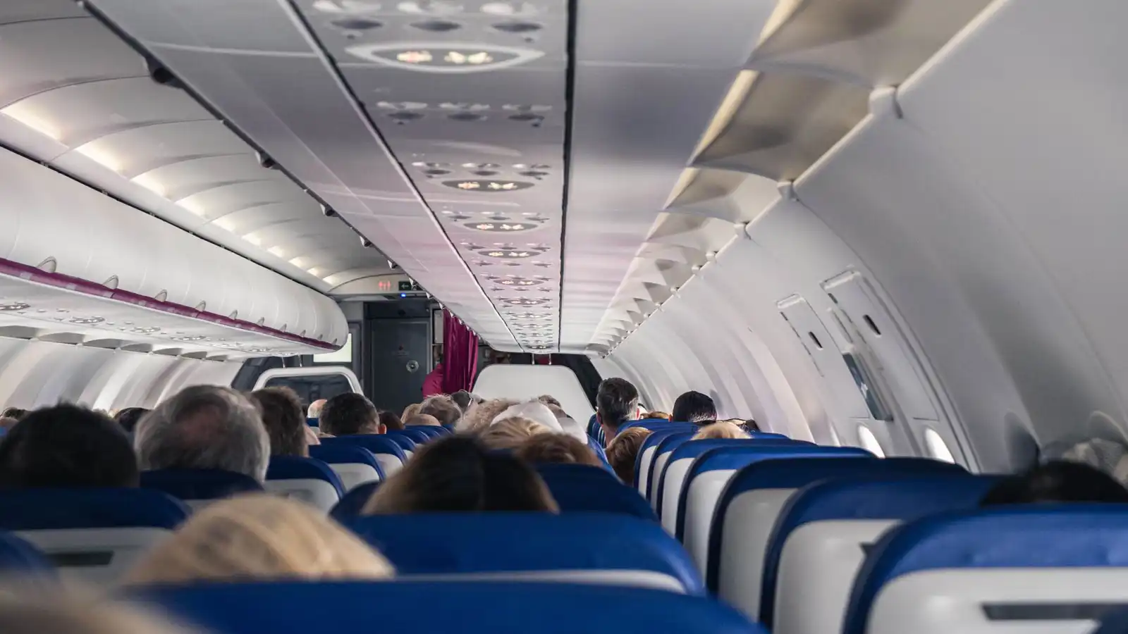 فيديو نال آلاف المشاهدات.. طيار يُفاجئ ابنته على متن الرحلة