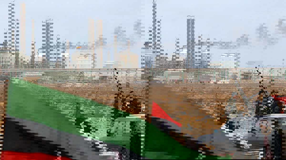 هل يفتح اتفاق استئناف تصدير النفط الليبي ملفات الفساد المتراكمة في البلاد؟