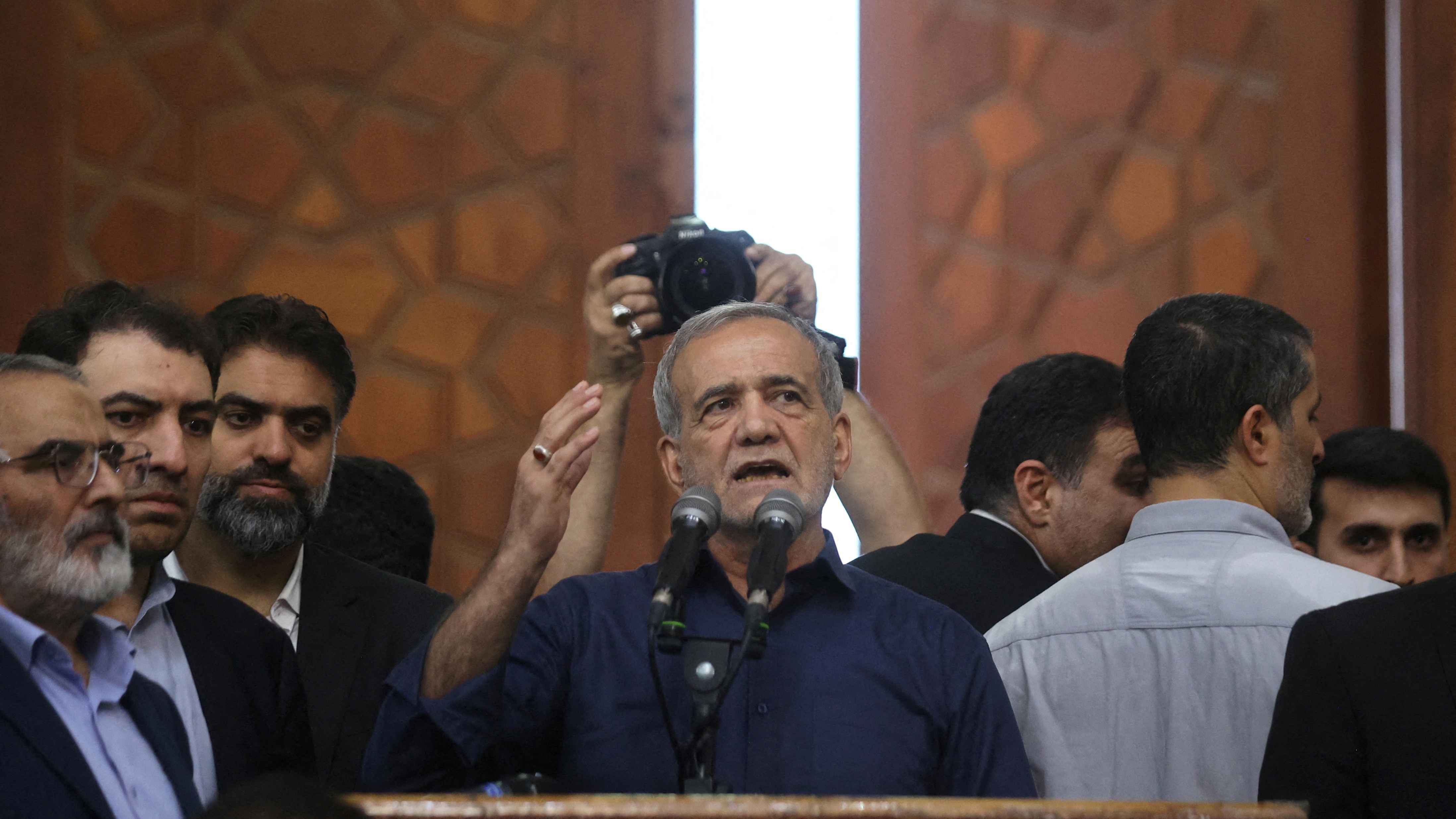 مشيدًا بـ"أصدقاء إيران".. بزشكيان: لن نرضخ لضغوط أمريكا