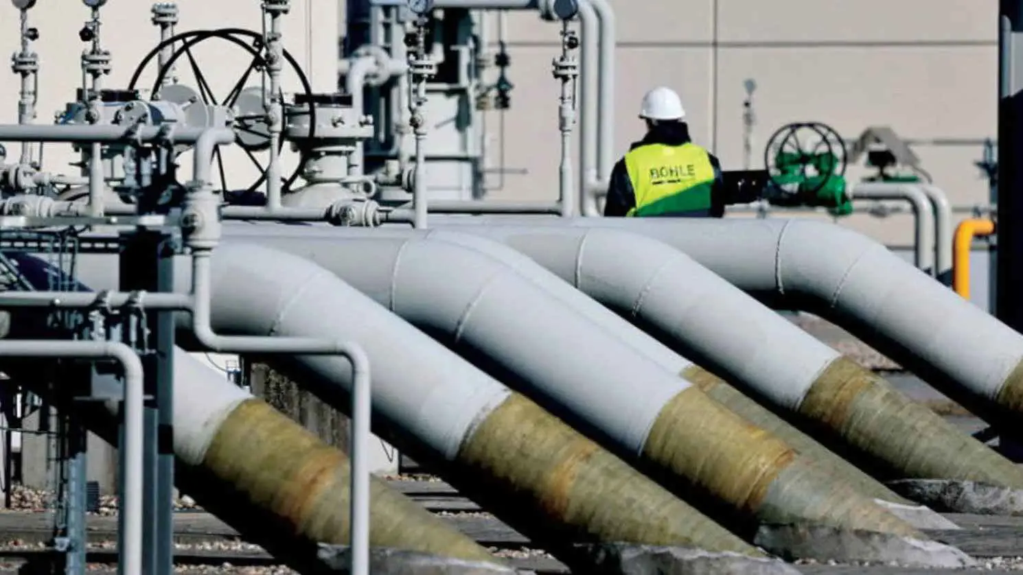 روسيا تعالج تسربا للأمونيا في بحر البلطيق