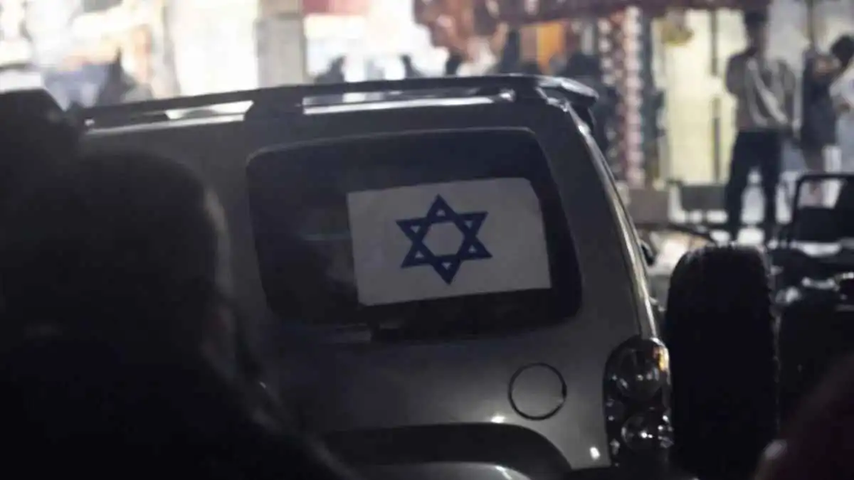 علّق علم إسرائيل على سيارته.. سائق مصري يدهس المارة في كرداسة