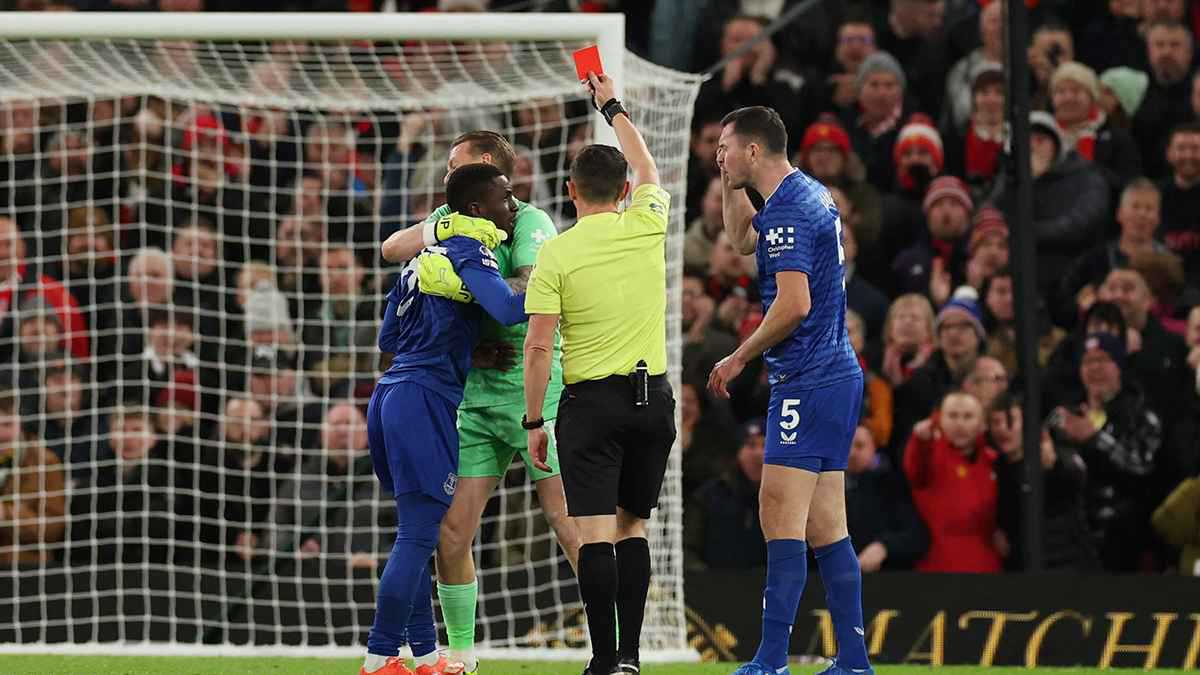 أغرب بطاقة حمراء في التاريخ.. طرد لاعب إيفرتون لاشتباكه مع زميله (فيديو)