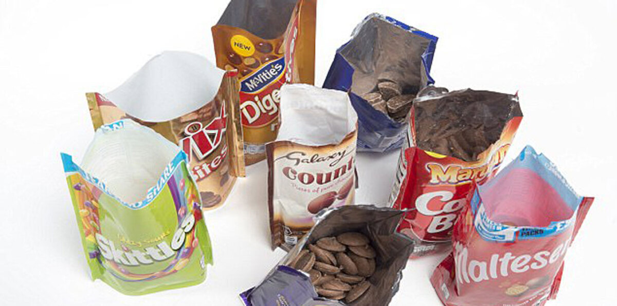 الأطباء ينادون بلصق تحذيرات على أكياس الحلوى مثل علب السجائر