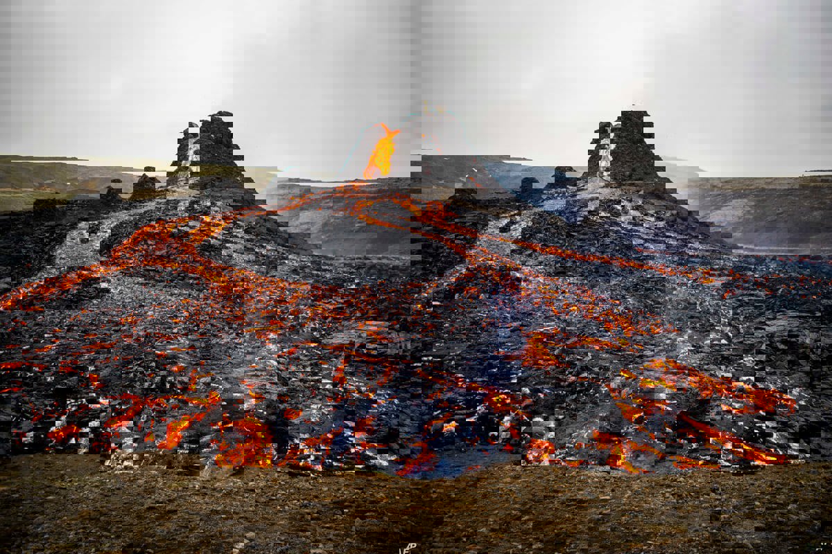 ثوران بركان في أيسلندا بعد نشاط زلزالي لأسابيع
