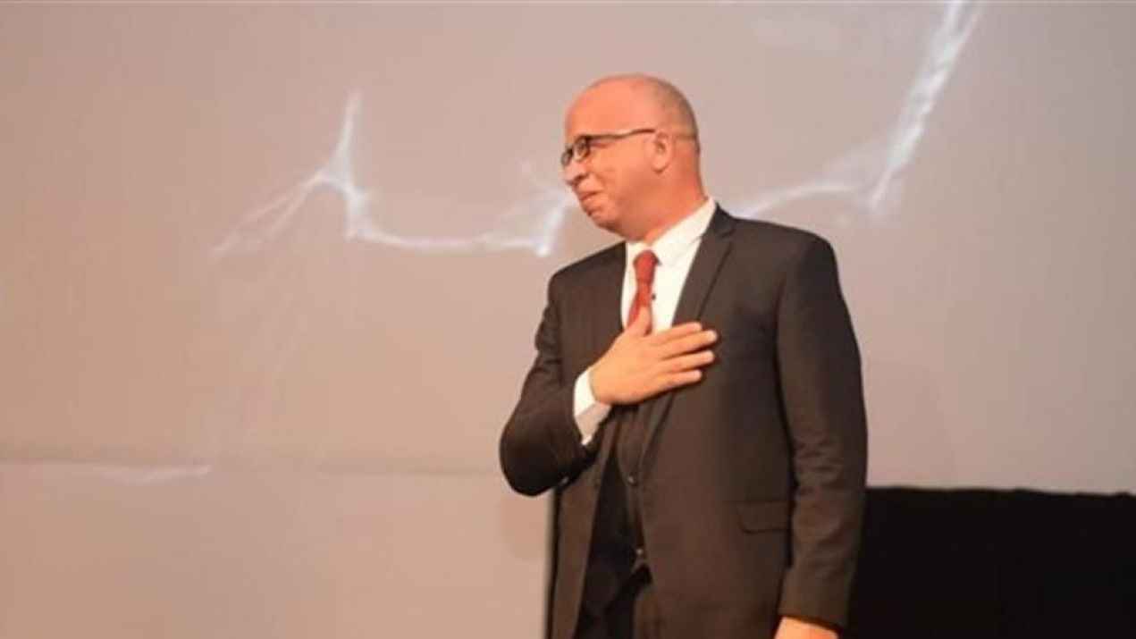 بعد بتر ساقه.. فنان مصري يثير التعاطف مجددا (فيديو)