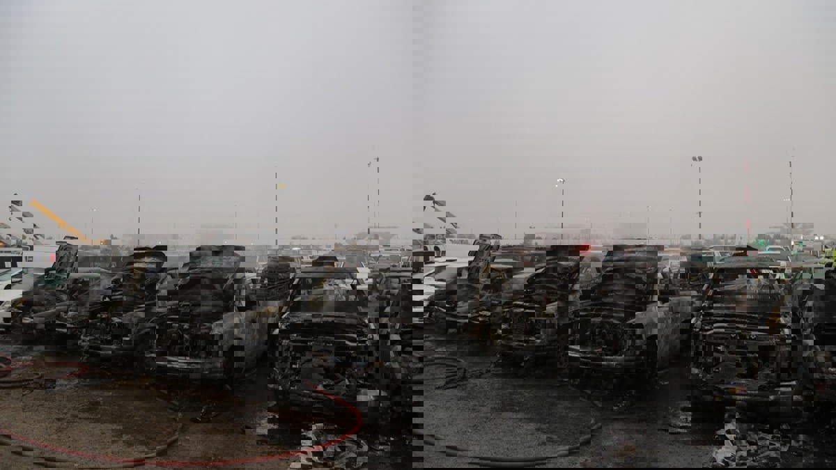 حريق ضخم يلتهم 15 سيارة في الكويت (صور)