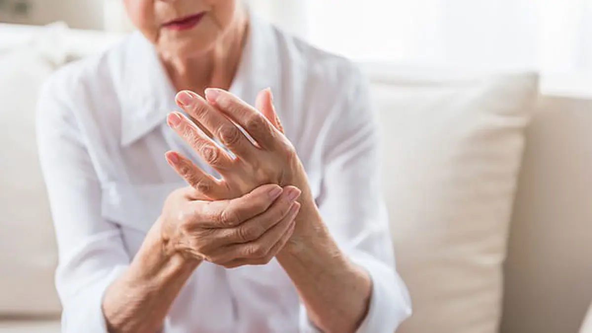 علماء يطوّرون مادة جيلاتينية تُزرع في اليد لعلاج التهاب المفاصل