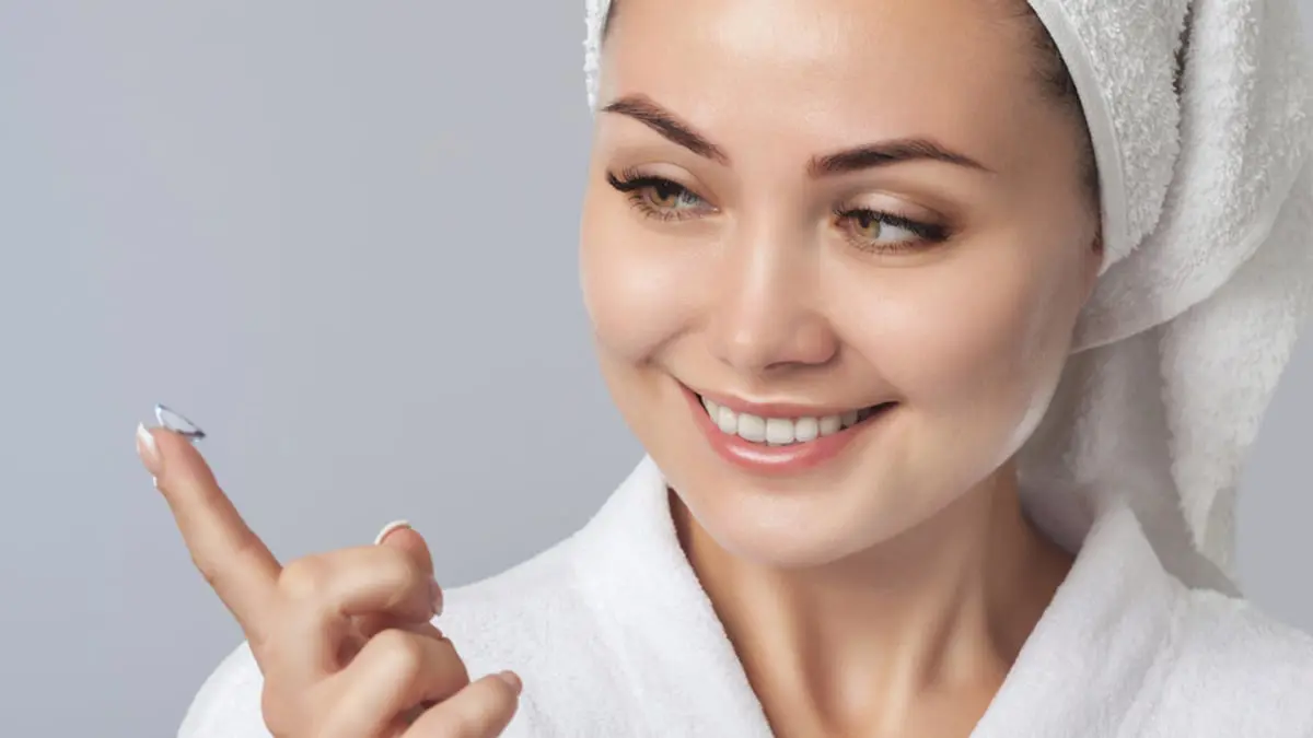 الاستحمام بعدسات لاصقة قد يؤدي لفقدان البصر 

