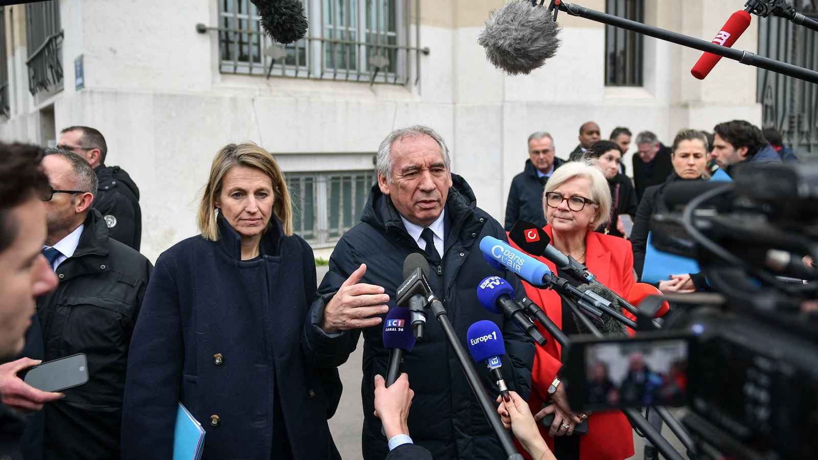 فرنسا.. "تنازلات" تحقق إنجازا سياسيا لحكومة بايرو