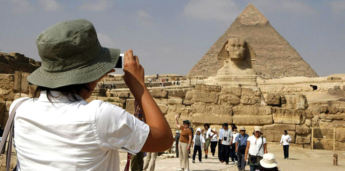 رغم مبادراتها لإنعاش السياحة.. مصر ترفع رسوم دخول وخروج وإقامة الأجانب
