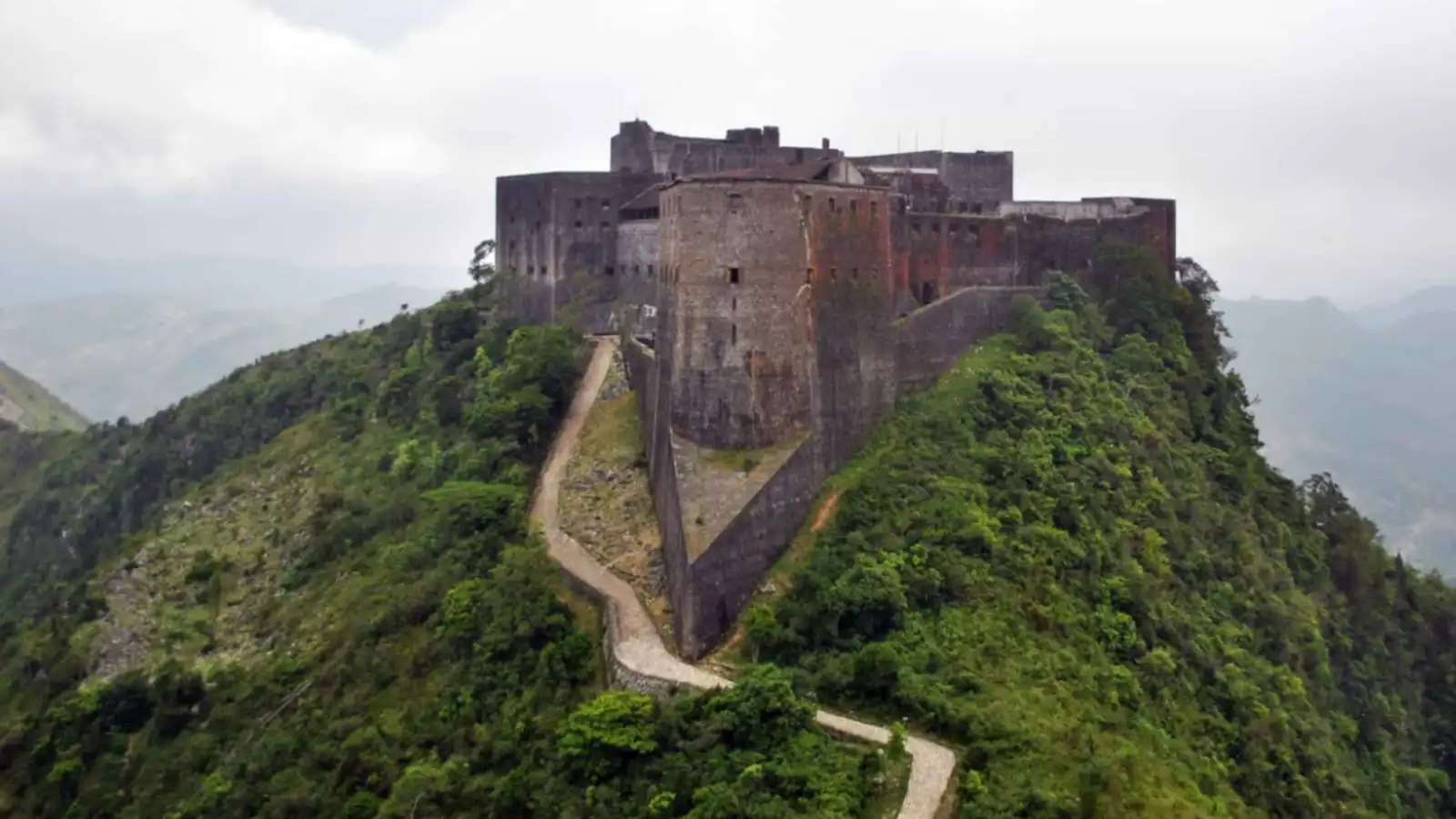 مأساة في هايتي.. مقتل 30 شخصاً في تدافع بقلعة (فيديو)