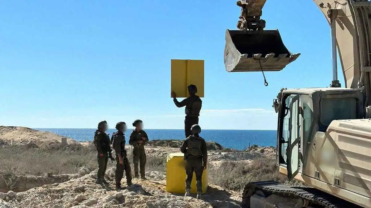 جنود إسرائيليون يضعون حدود الخط الأصفر