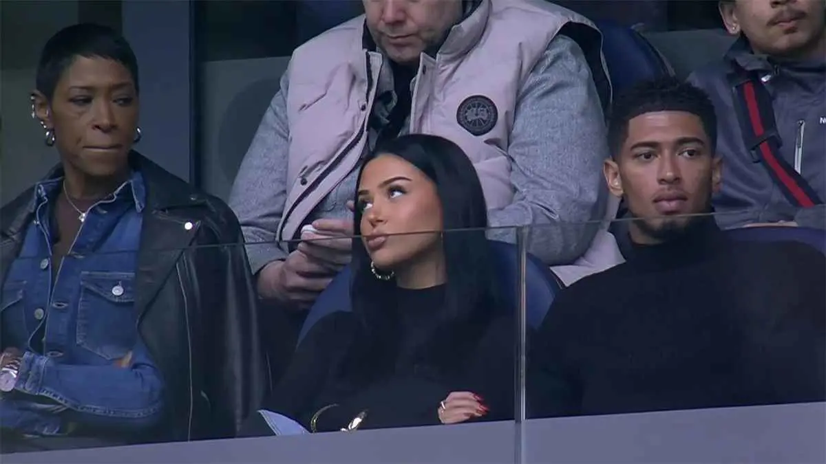 ظهر معها على الشاطئ.. صدمة على الإنترنت بسبب "شبيهة" صديقة بيلينغهام (صور)