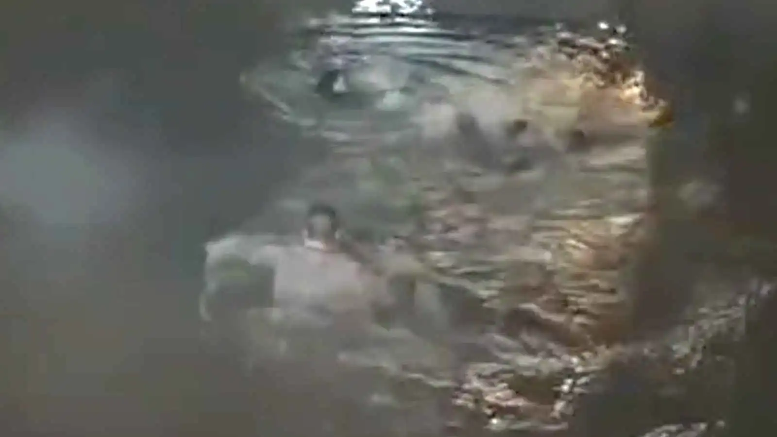 ضابطان عراقيان ينقذان امرأة من موت محقق