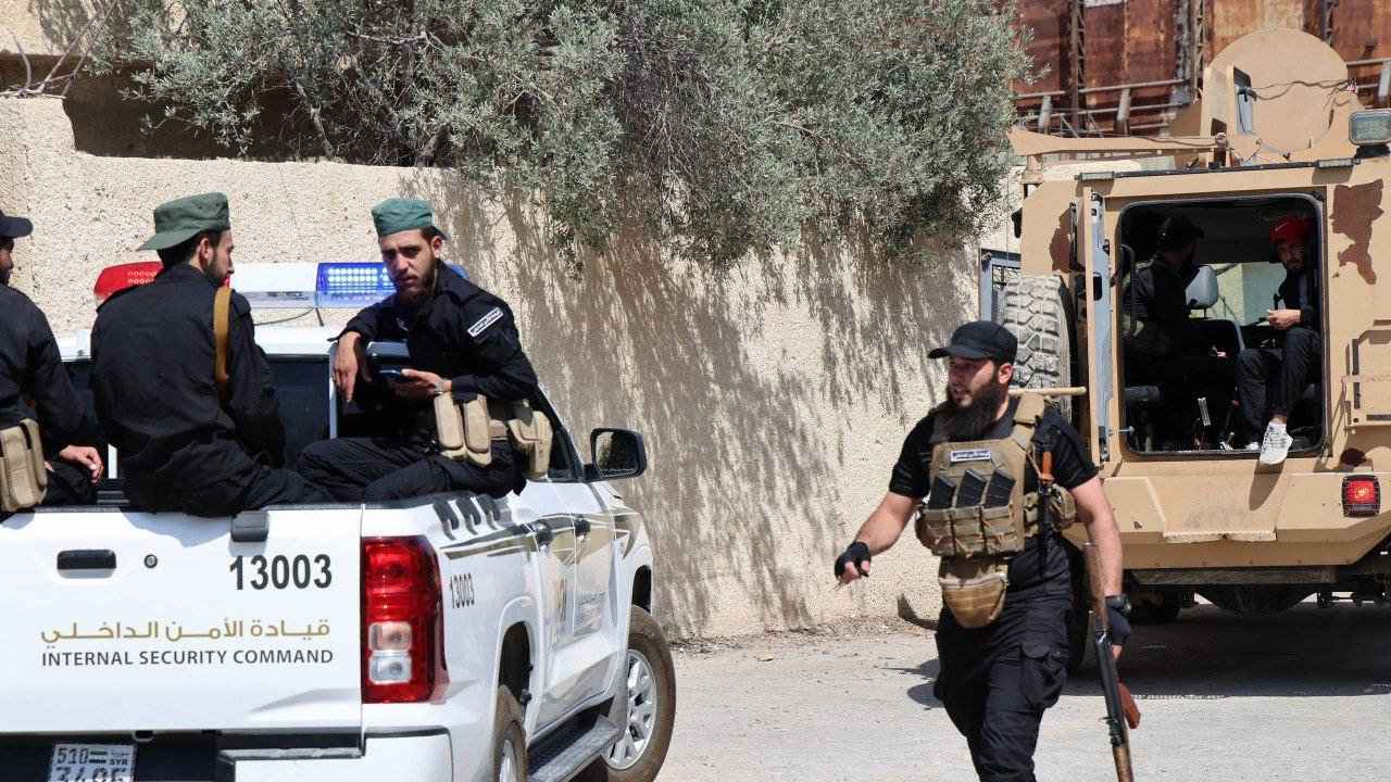 الدفاع السورية: لا تراجع عن سحب السلاح وبسط سيطرة الدولة بالسويداء