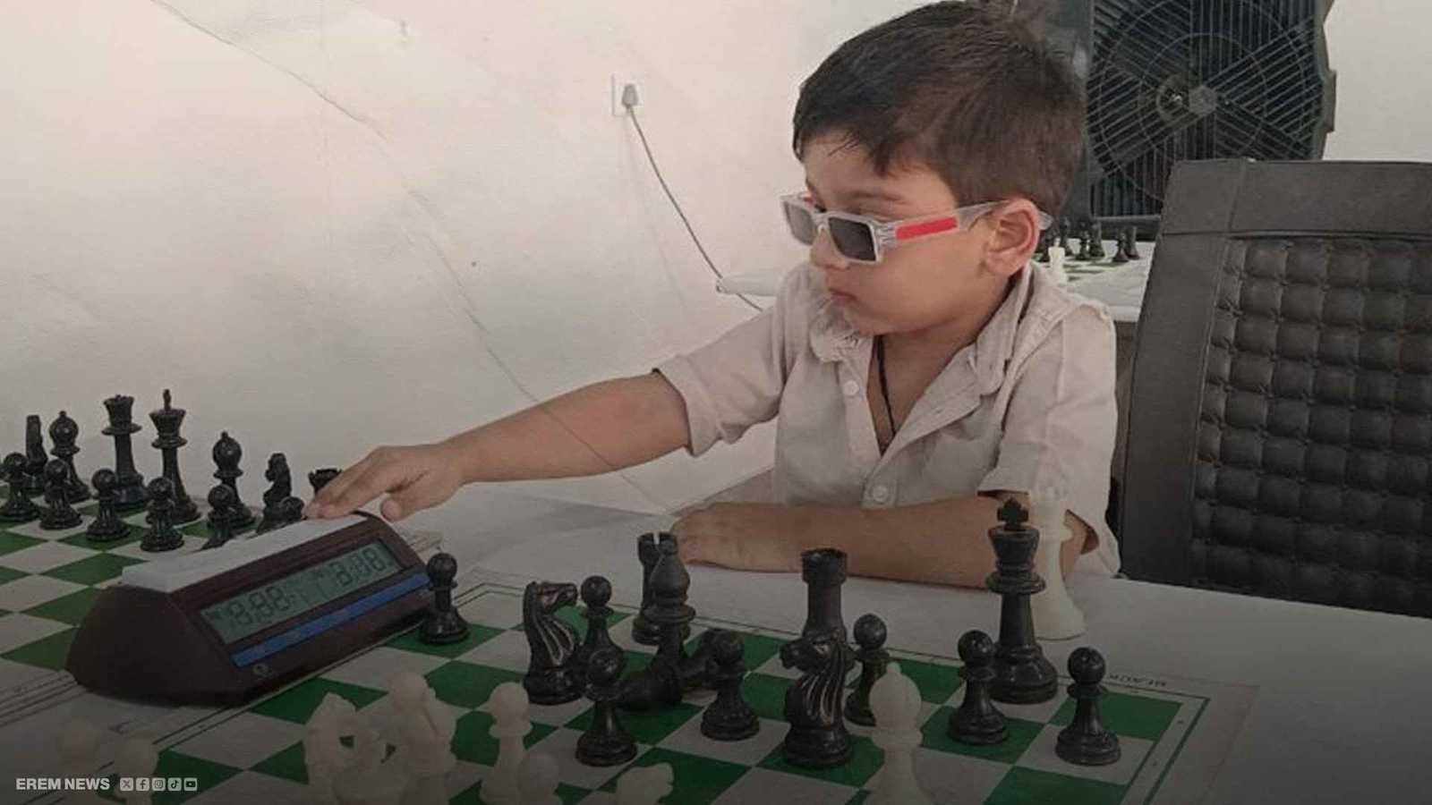 "العبقري الصغير".. طفل يقتحم تصنيف الاتحاد الدولي للشطرنج (فيديو إرم)