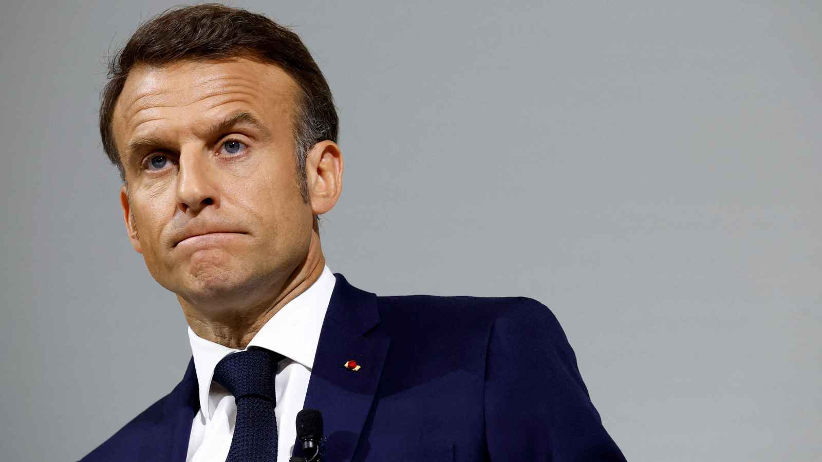 ماكرون يدعو إلى الكفّ عن تسليم الأسلحة لإسرائيل