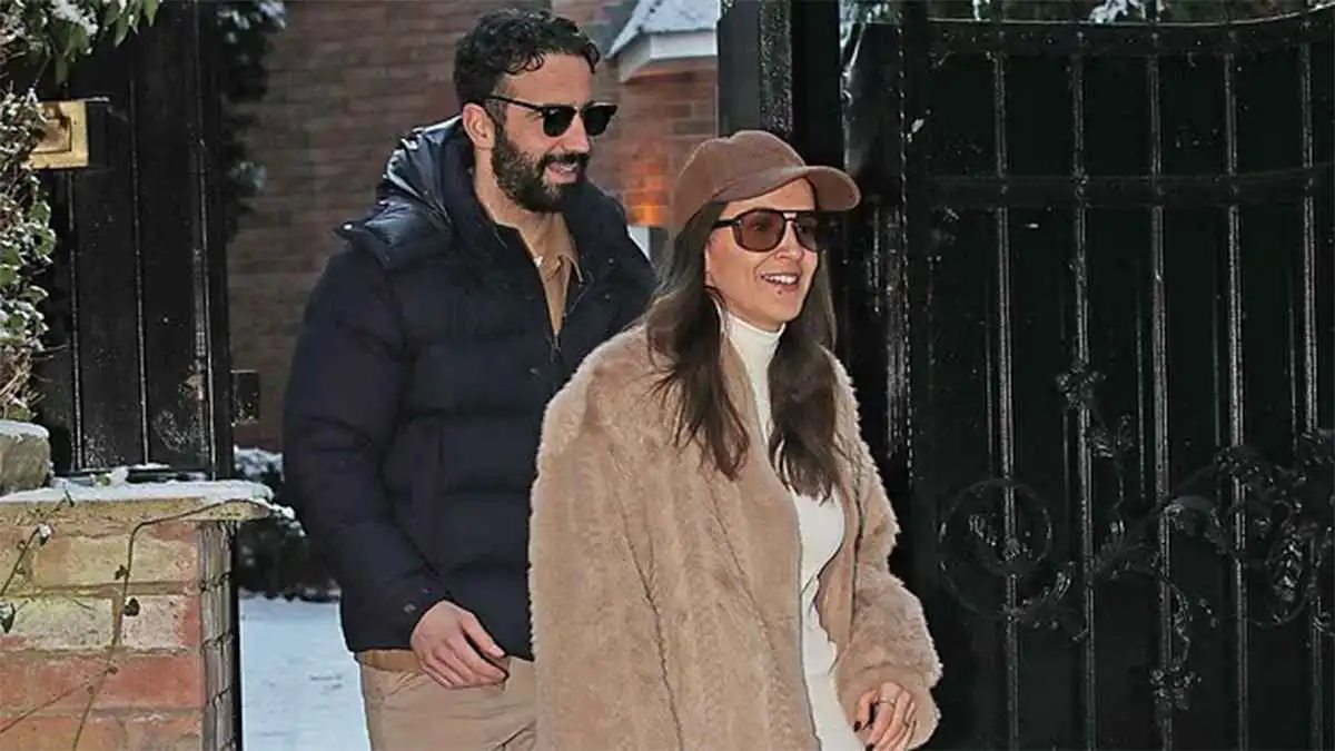 يضحك رفقة زوجته.. أول ظهور لروبن أموريم بعد إقالته من مانشستر يونايتد (صور)