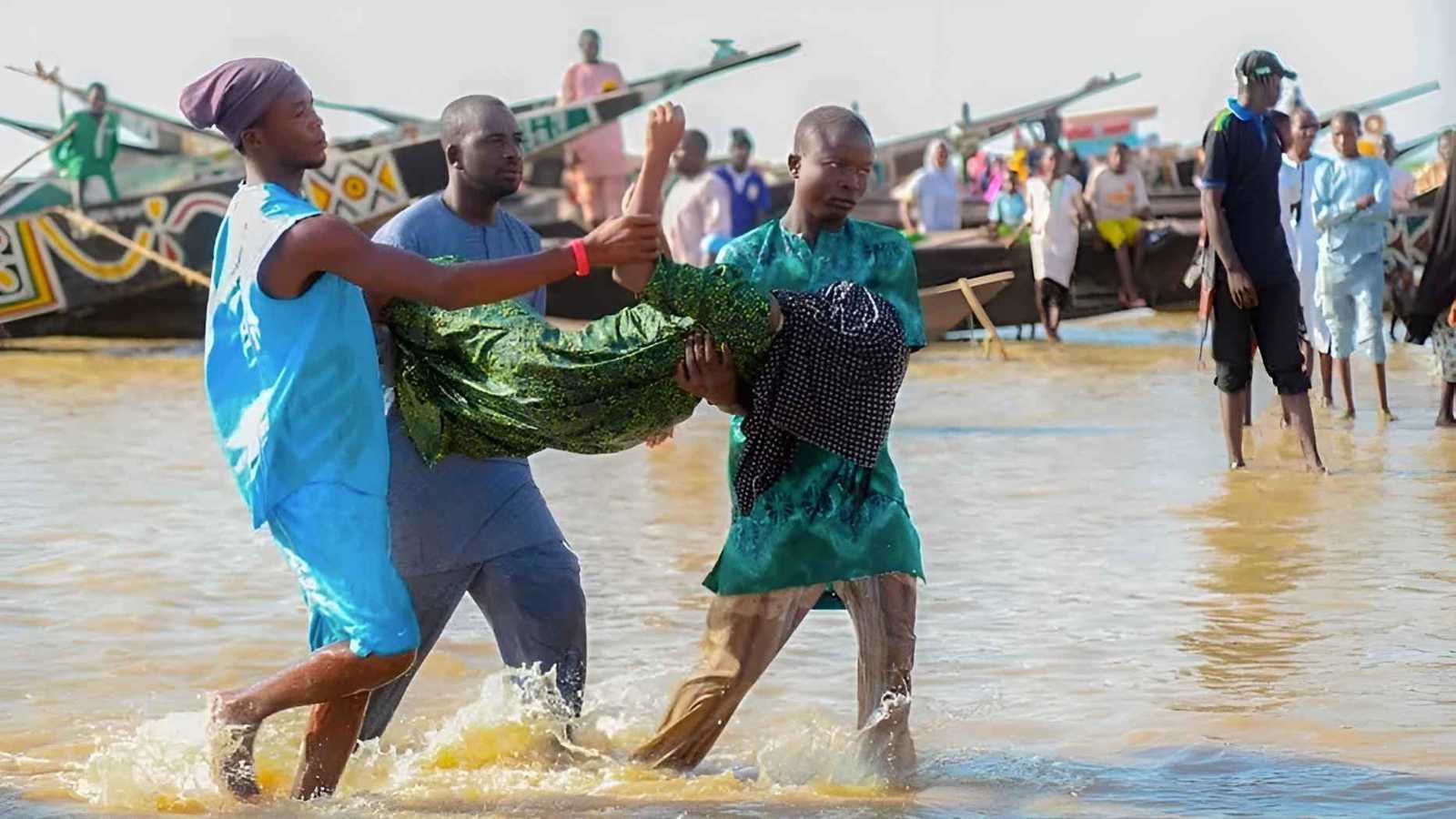 كان متجها إلى جنازة.. قارب يتحول إلى "قبر" في نيجيريا