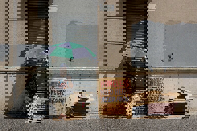 بحث يفند نظرية إساءة المشردين استخدام المال 