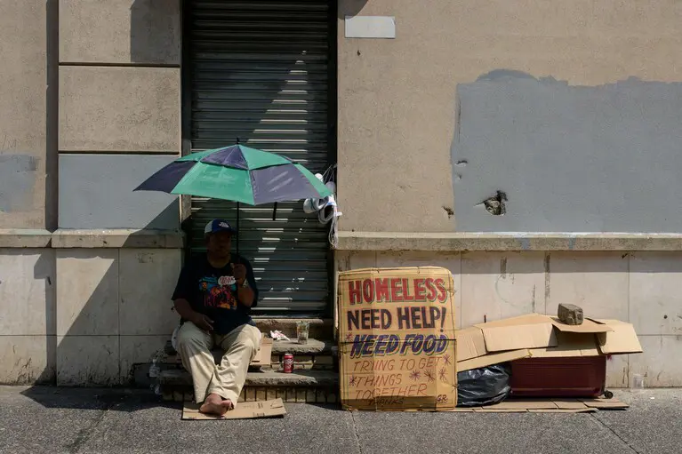 بحث يفند نظرية إساءة المشردين استخدام المال 