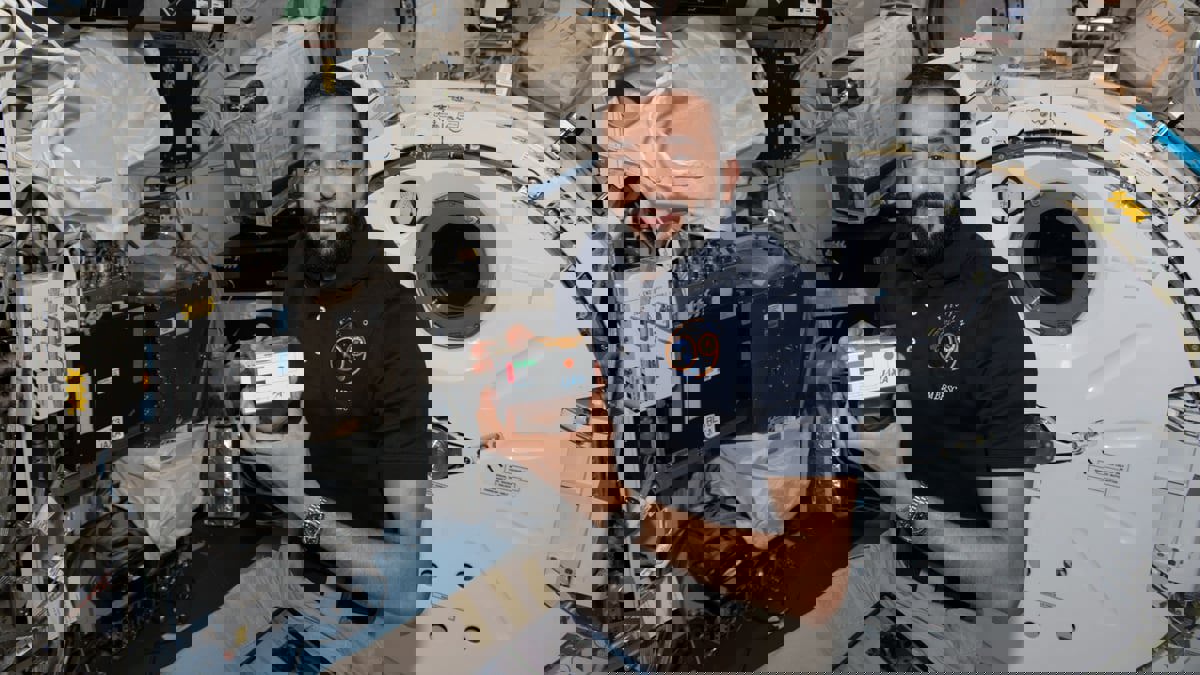 سلطان النيادي يبدأ إنتاج بلورات البروتينات لأجسام مضادة في "الفضاء"
