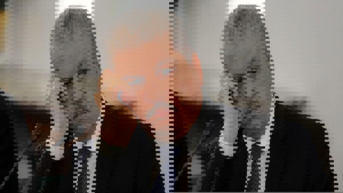 تقرير: رئيس الوزراء الجزائري الأسبق عبدالمالك سلال مستاء من صمت بوتفليقة