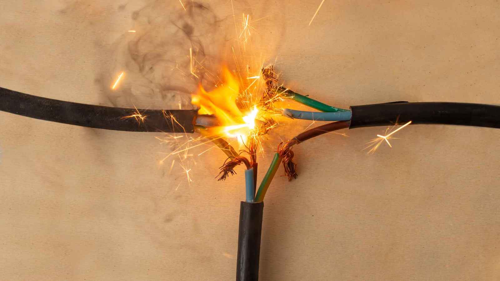 "مروع".. وفاة طفلة وإصابة 3 بصعقات كهربائية