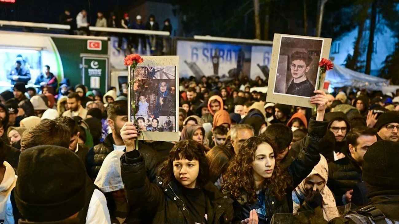 بالدموع والقرنفل.. تركيا تحيي ذكرى زلزال 6 شباط (صور)