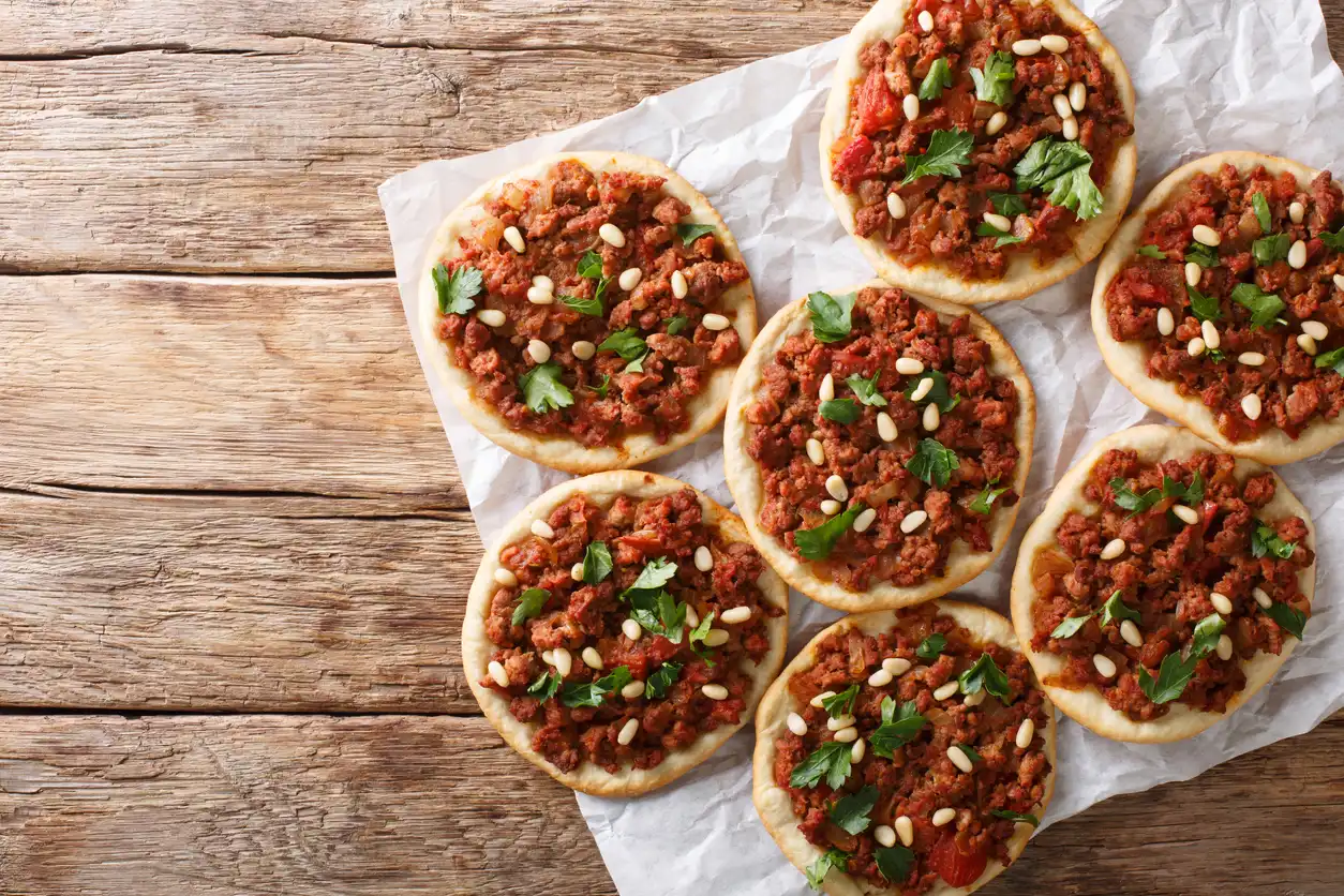 فطيرة لحم بعجين البندق