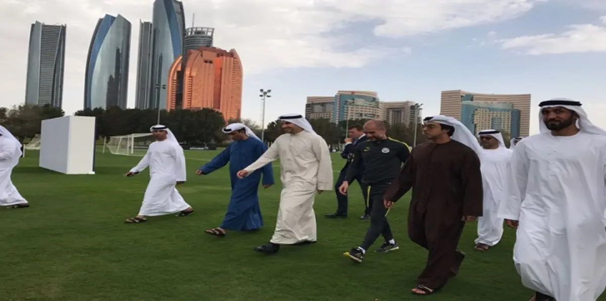 منصور بن زايد يزور لاعبي مانشستر سيتي في الإمارات