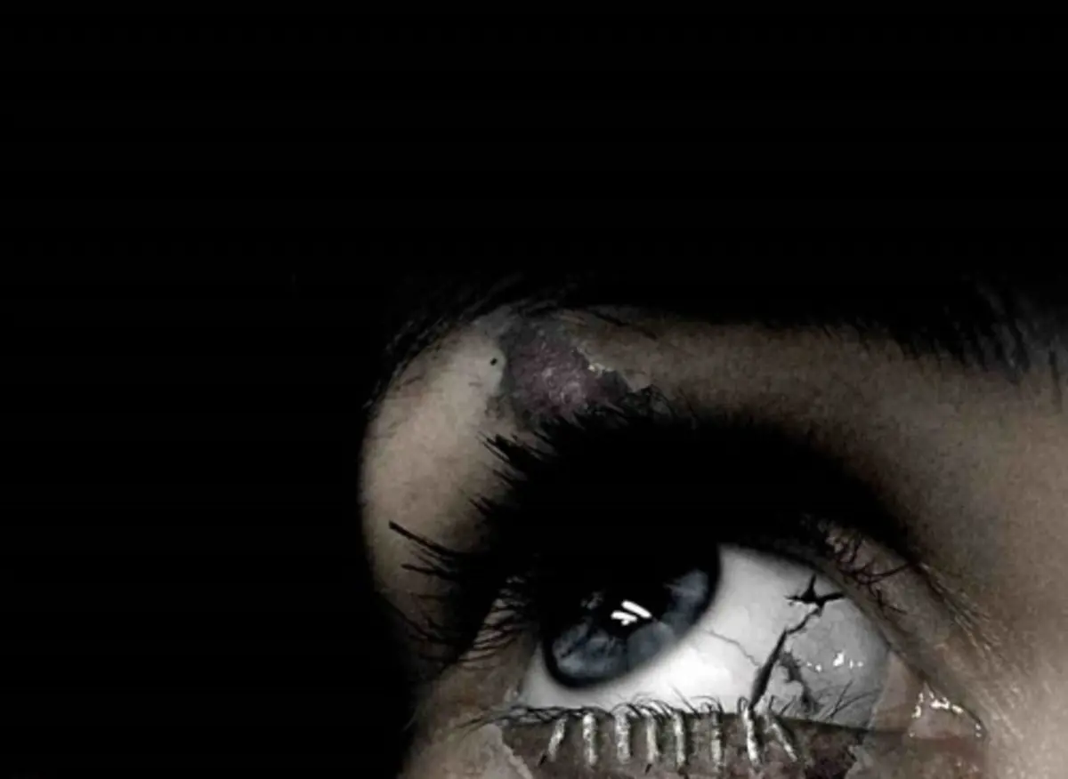 فتاة سعودية تُجبَر على علاقة جنسية من قبل عسكريين