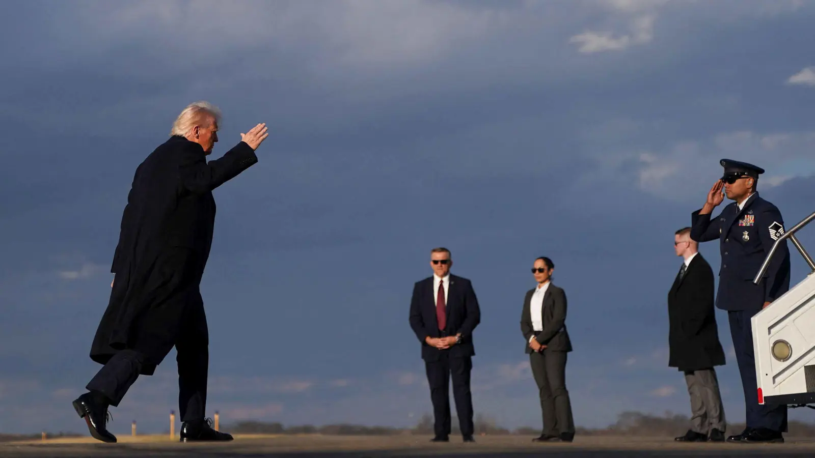 على يد شخص غير متوقع.. تقارير ترجح "عزل" ترامب