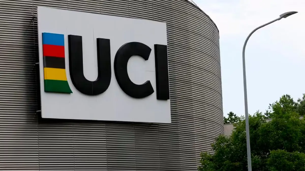 ميكانيكية تنتحل صفة متسابقة في فريق دراجات