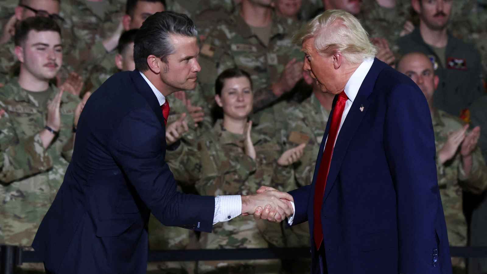 كشف جديد في فضيحة سيغنال.. ماذا حصل في 12 محادثة لهيغسيث؟