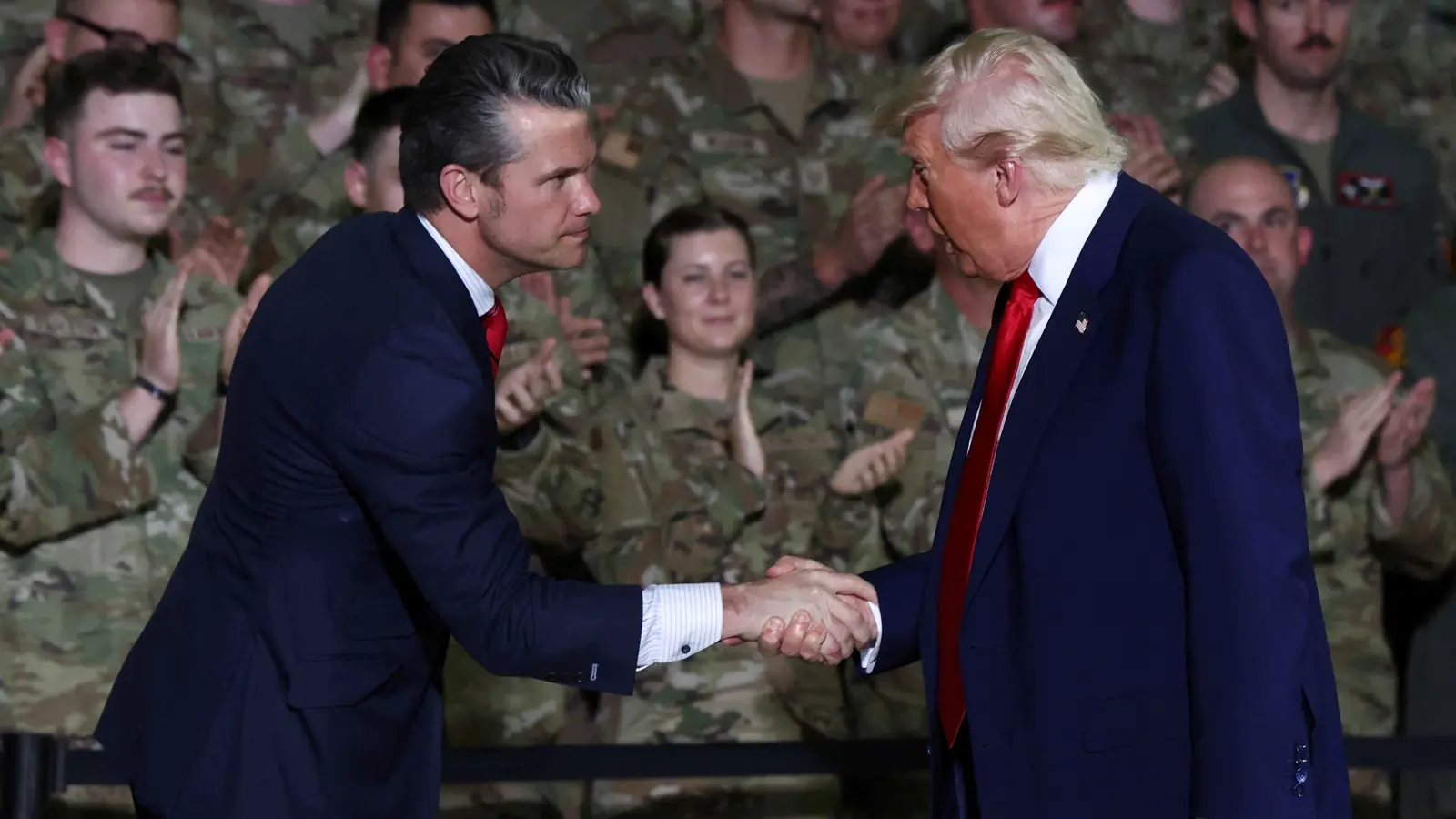 كشف جديد في فضيحة سيغنال.. ماذا حصل في 12 محادثة لهيغسيث؟