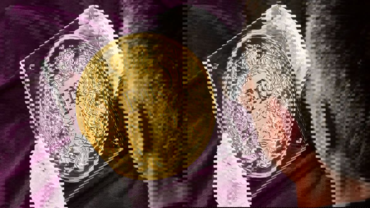 بريطانيا تسك أكبر عملة احتفالا باليوبيل البلاتيني للملكة إليزابيث