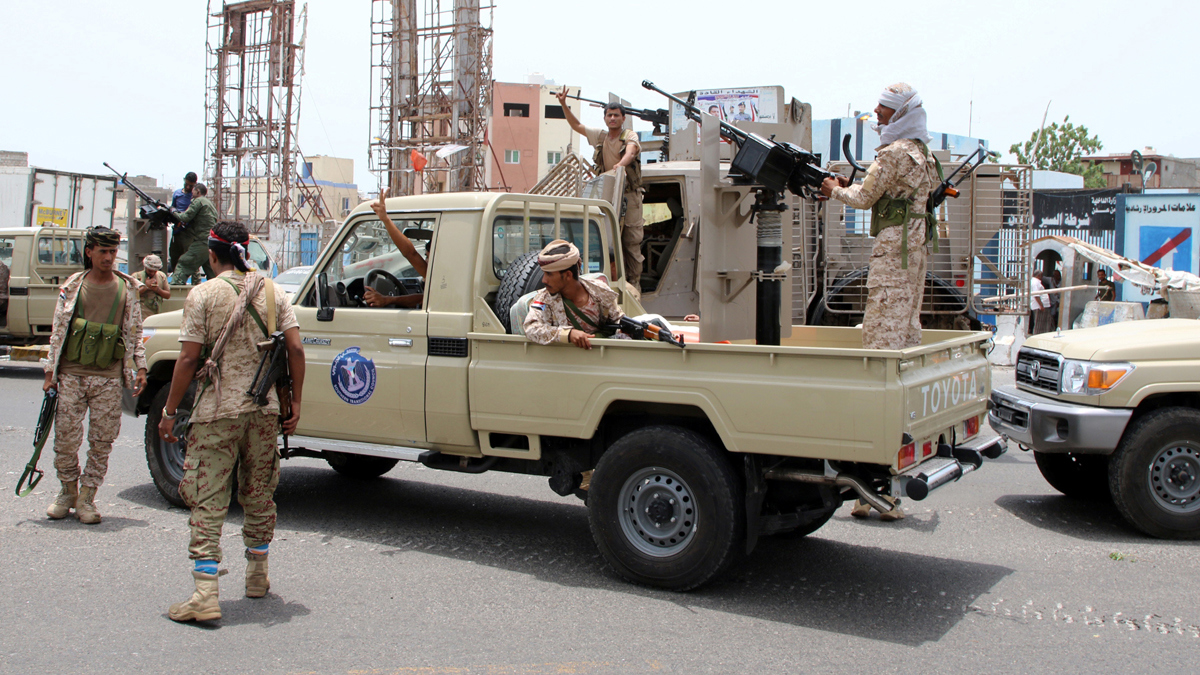 ما حقيقة وصول لجنة لعدن للإشراف على انسحاب "الانتقالي" من مواقع الشرعية؟ 