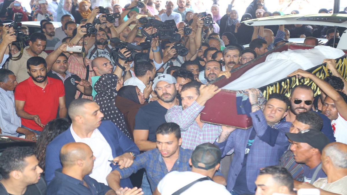 تشييع جثمان الفنان فاروق الفيشاوي لمثواه الأخير (صور)