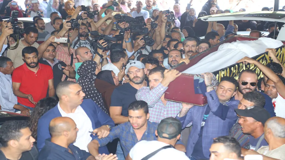 تشييع جثمان الفنان فاروق الفيشاوي لمثواه الأخير (صور)